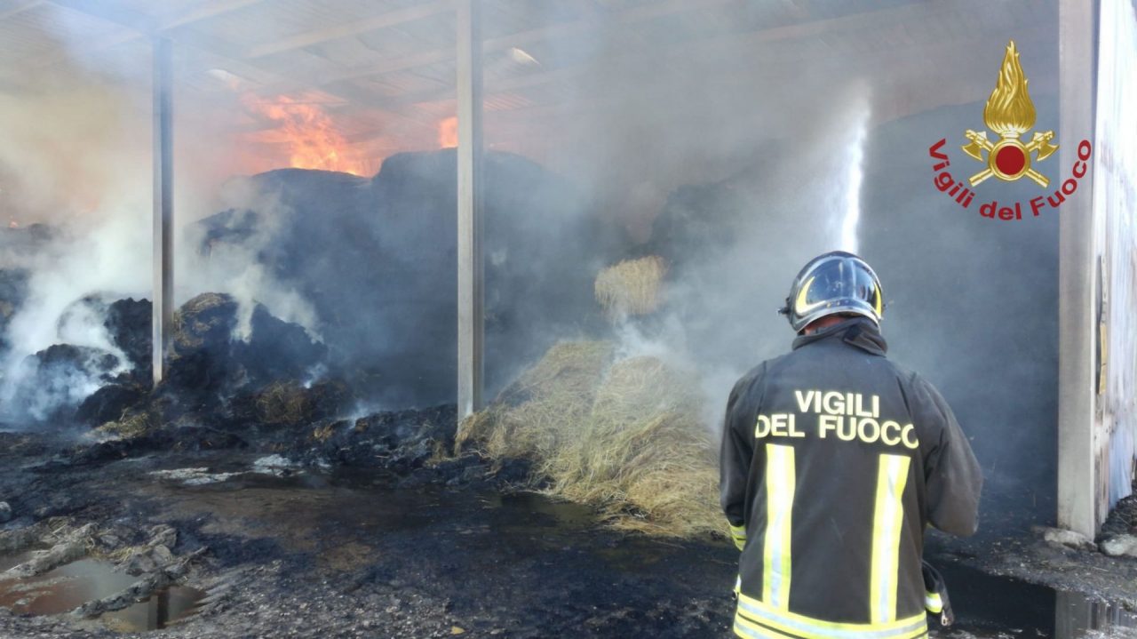 Scoppia un incendio nel fienile: a fuoco numerose rotoballe FOTO