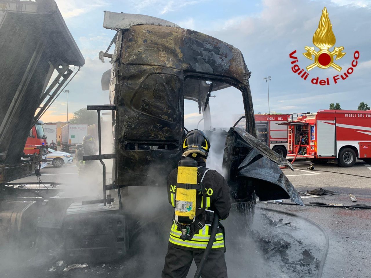 Boato in autogrill: camion in fiamme e autista 46enne ustionato