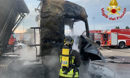 Boato in autogrill: camion in fiamme e autista 46enne ustionato