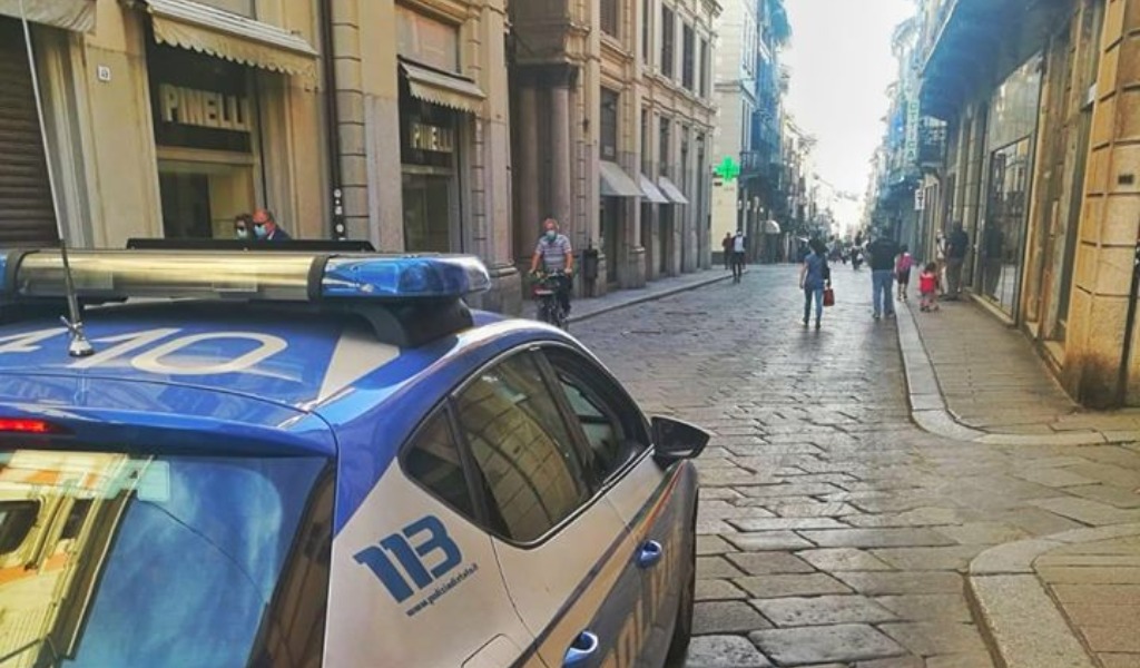 Spari nella notte a Pavia, colpite le vetrine di tre bar del centro storico: indagini in corso