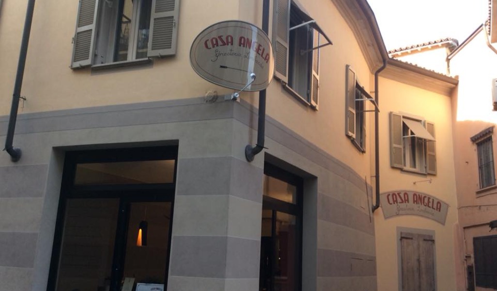 Esplosione nella notte a Mortara, danneggiato l’ingresso del ristorante “Casa Angela”