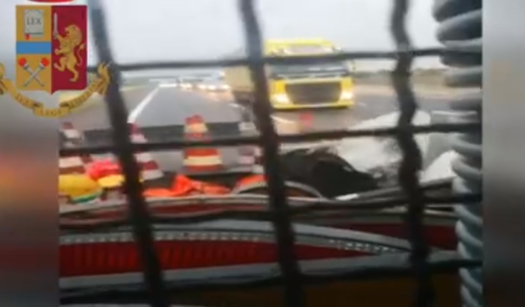 Tir sbanda sull’autostrada A1 all’altezza di Lodi: l’autista era ubriaco VIDEO