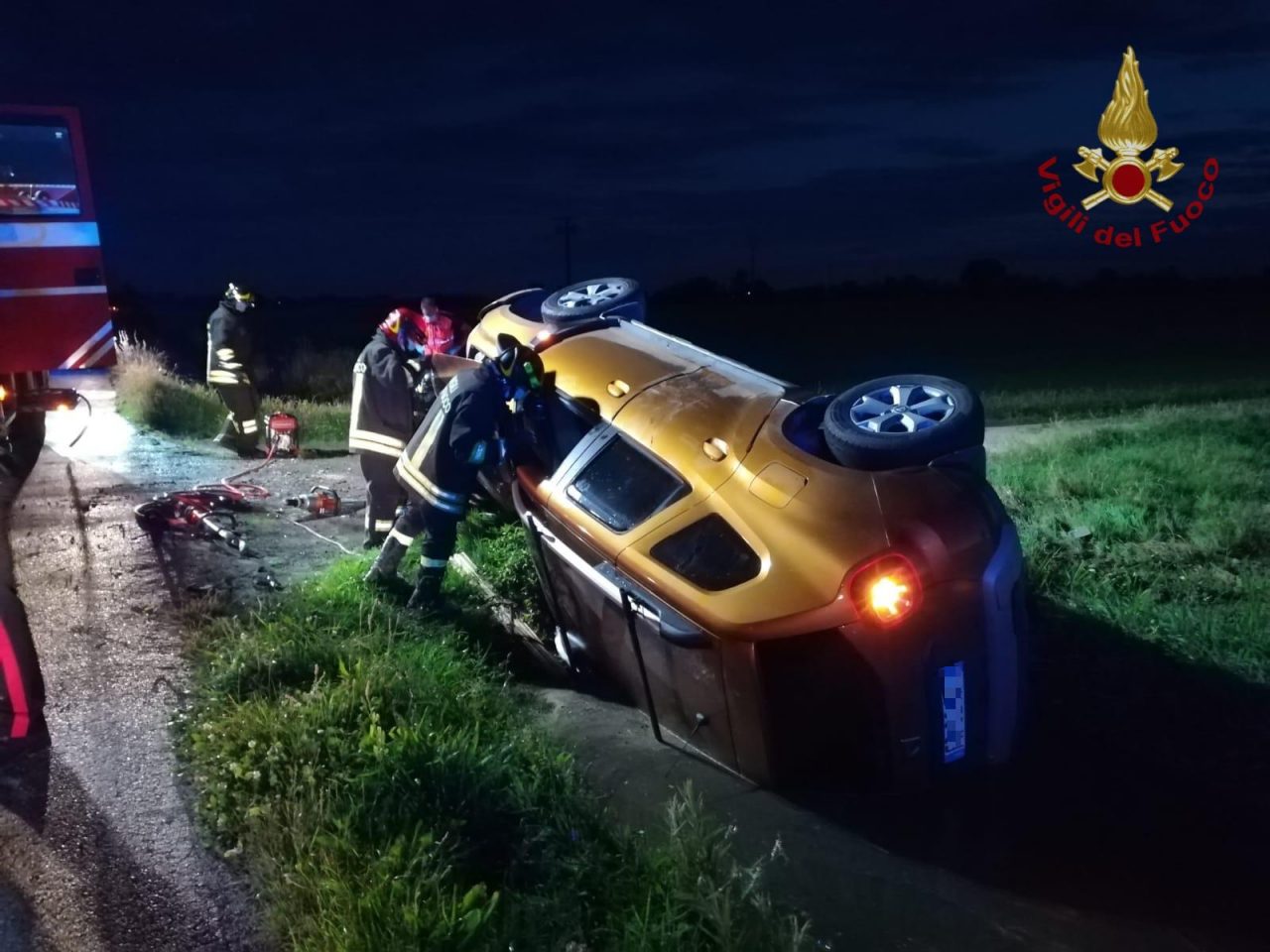 Esce di strada e si ribalta in un fosso, 49enne liberato dall’abitacolo FOTO