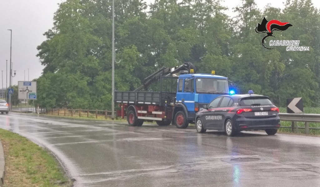 Alla guida del furgone rubato si lancia dal mezzo in corsa mentre i Carabinieri lo inseguono