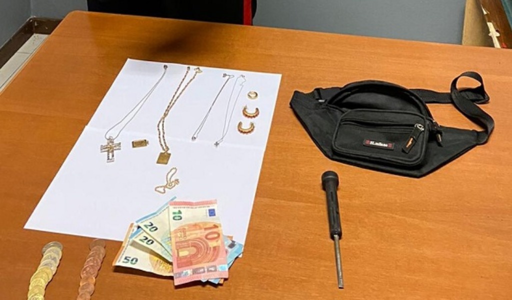 Sorprende ladro in casa che scappa con gioielli e contanti, ma la fuga dura poco