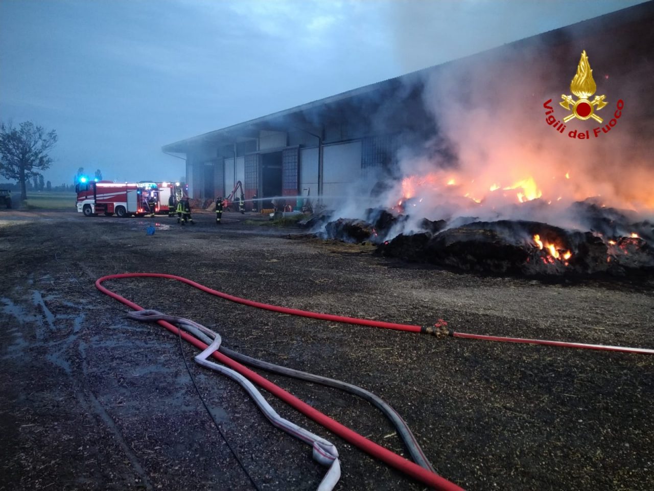 Incendio fienile Torricella Verzate, fiamme ancora non domate: i VIDEO del rogo