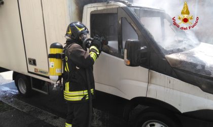 Furgone prende fuoco durante la marcia: arrivano i pompieri FOTO