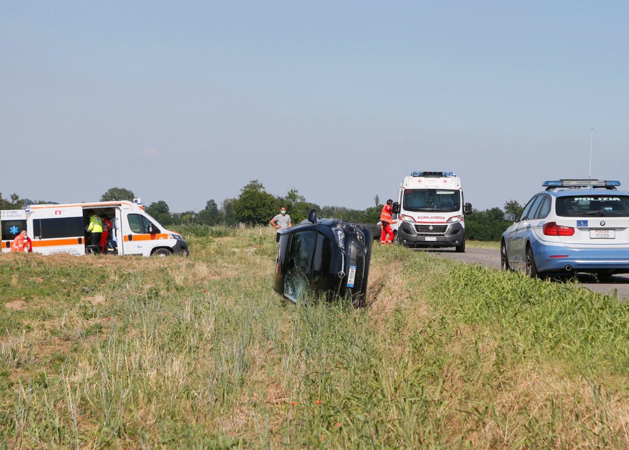 Tamponamento tra due auto, una finisce ribaltata in un campo