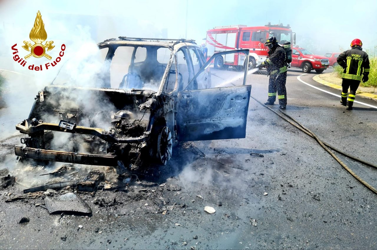 Autovettura distrutta dalle fiamme a Siziano VIDEO