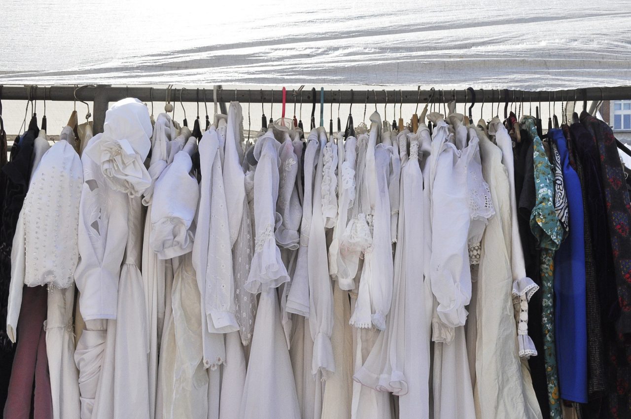 Mercati feriali: sospesa la vendita di capi d’abbigliamento e calzature usati