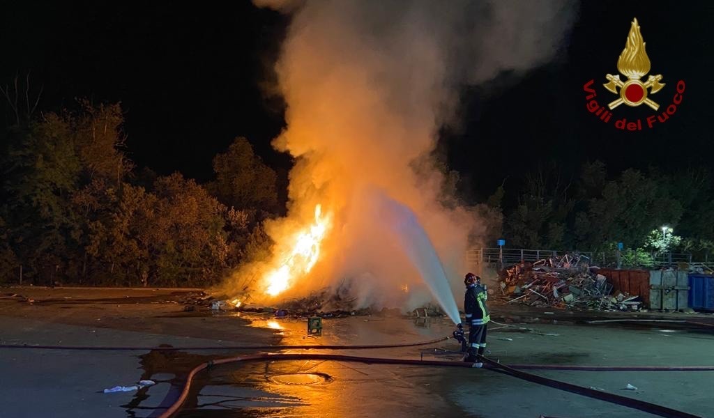 In fiamme l’isola ecologica di Montebellino, difficile intervento dei Vigili del fuoco FOTO E VIDEO