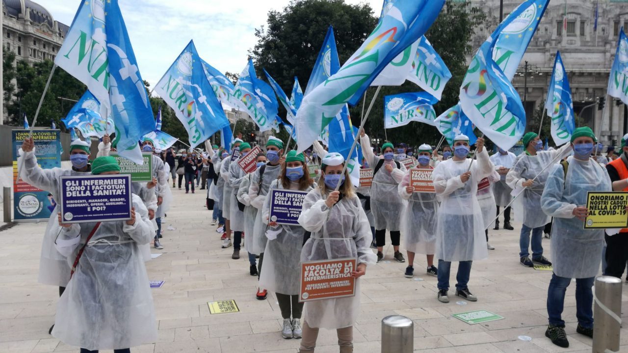Infermieri in piazza per chiedere di non tornare invisibili FOTO E VIDEO