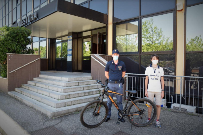 Gli rubano la bici: i poliziotti la ritrovano e gliela restituiscono