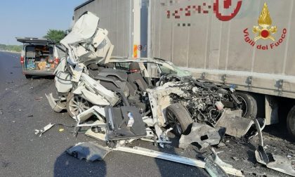 Schianto in A21 tra auto, furgone e mezzo pesante: conducente miracolato FOTO