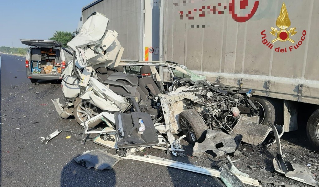 Schianto in A21 tra auto, furgone e mezzo pesante: conducente miracolato FOTO