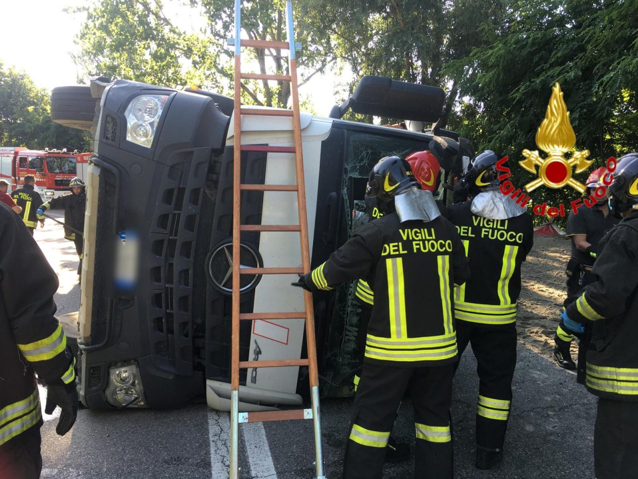 Camion si ribalta sulla sede stradale: autista 50enne in ospedale FOTO