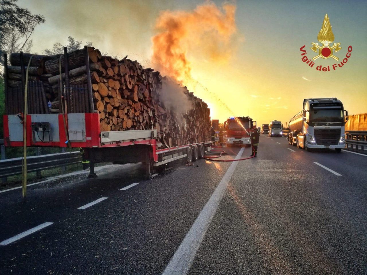 Incendio semirimorchio in A21: a fuoco grande quantità di legname FOTO