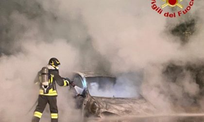 Auto in fiamme a Chignolo Po, rogo domato dai Vigili del fuoco