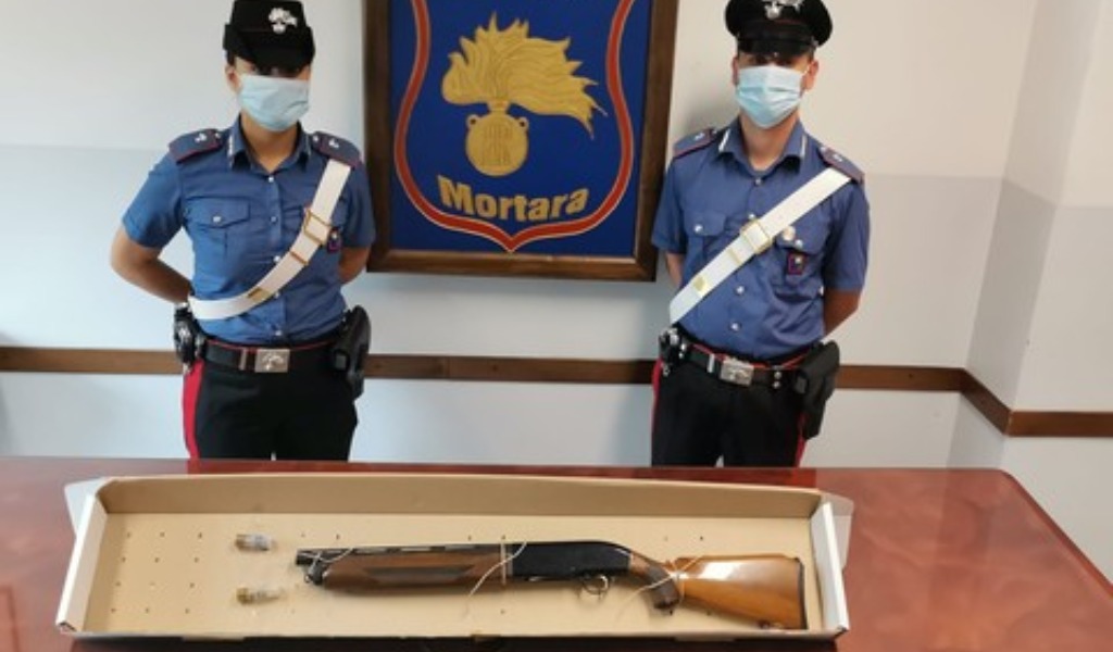 Esce di strada con l’auto, soccorso nel bagagliaio gli trovano un fucile rubato