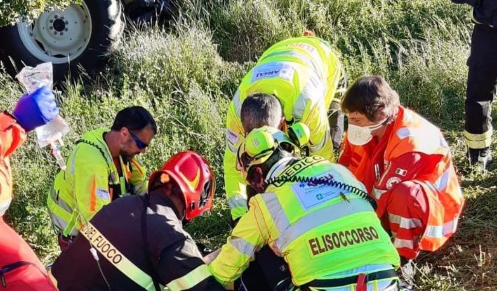 Agricoltore schiacciato dal trattore: portato al San Matteo in elisoccorso FOTO