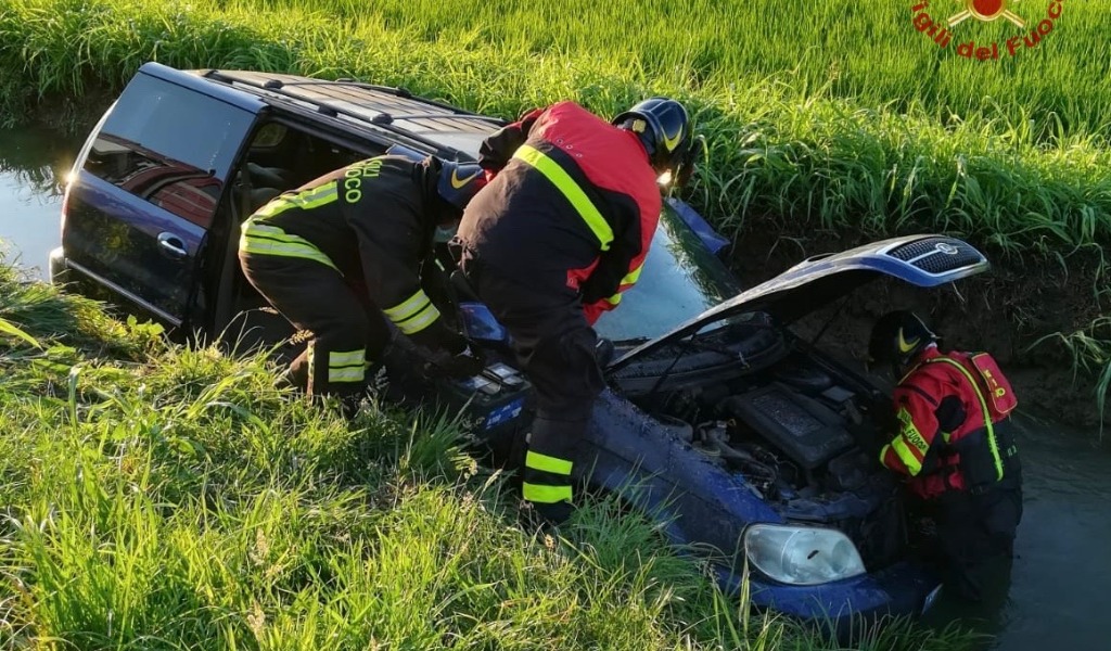 Esce di strada e finisce in un canale, 57enne soccorso a Robbio