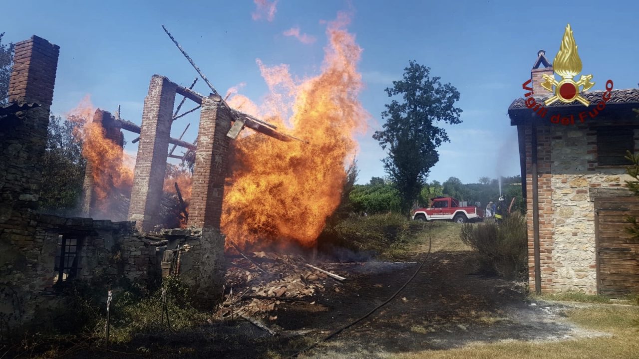 Incendio cascina a Santa Maria della Versa: a fuoco ingente quantità di legname