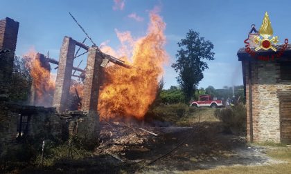 Incendio cascina a Santa Maria della Versa: a fuoco ingente quantità di legname