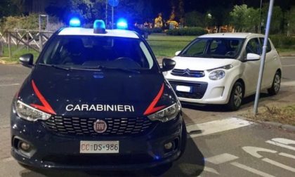 Vede i carabinieri e inizia una folle fuga: scoperto minorenne alla guida