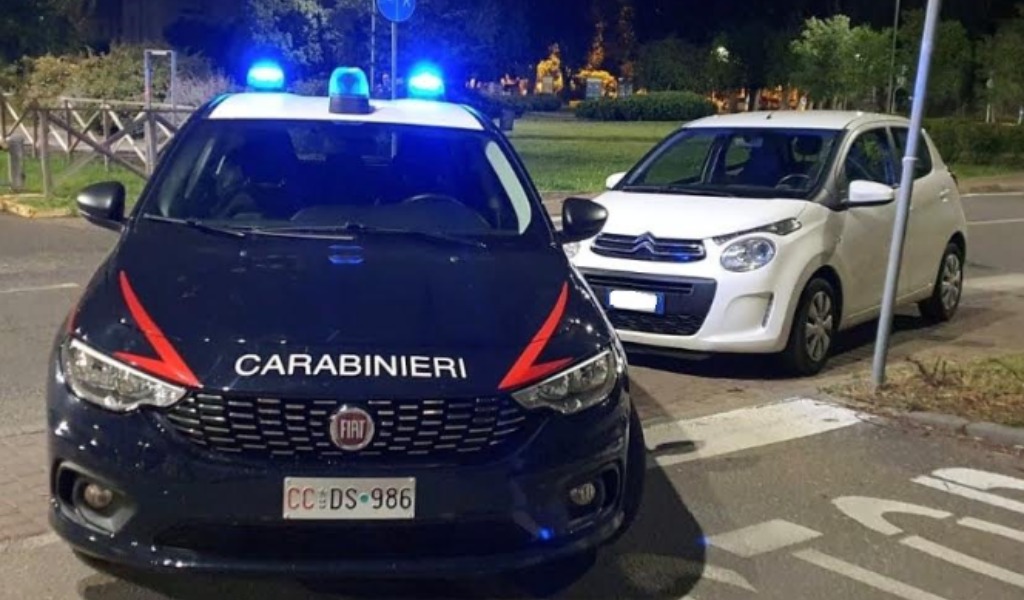 Vede i carabinieri e inizia una folle fuga: scoperto minorenne alla guida