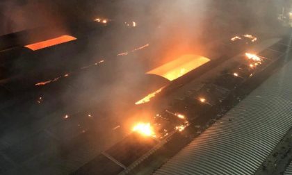 Fiamme in azienda farmaceutica a Copiano: LE FOTO del devastante incendio