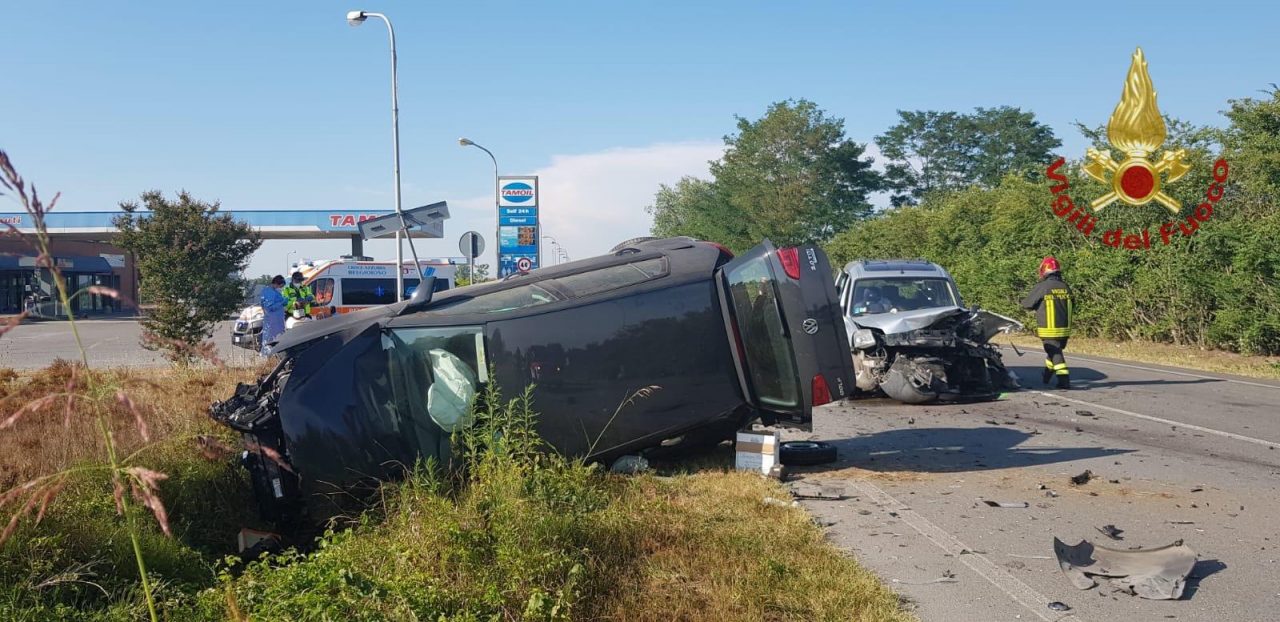 Scontro tra due vetture, una si ribalta: feriti un uomo e una donna FOTO