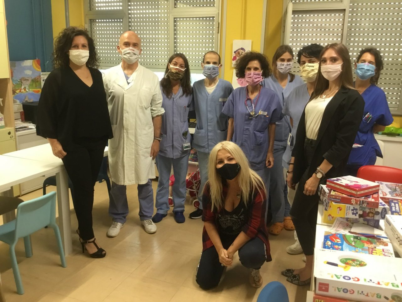 Mascherine “umorali” in dono ai bambini della pediatria del San Matteo FOTO