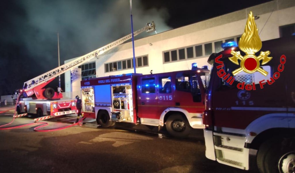 Incendio in azienda farmaceutica a Copiano FOTO