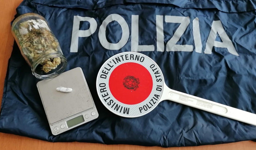 Viavai sospetto di persone in un condominio: scatta il blitz della Polizia