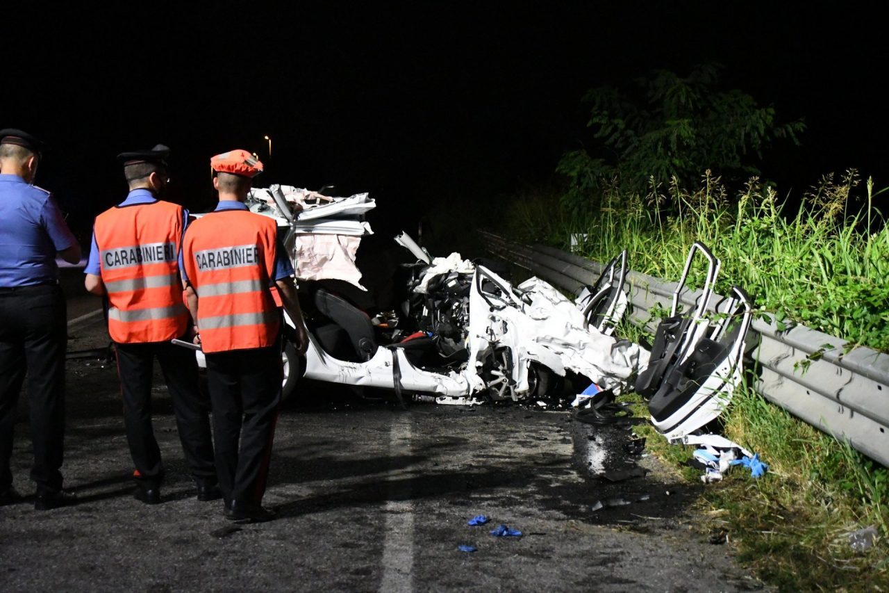 Scontro frontale con un furgone, morti due 28enni FOTO E VIDEO