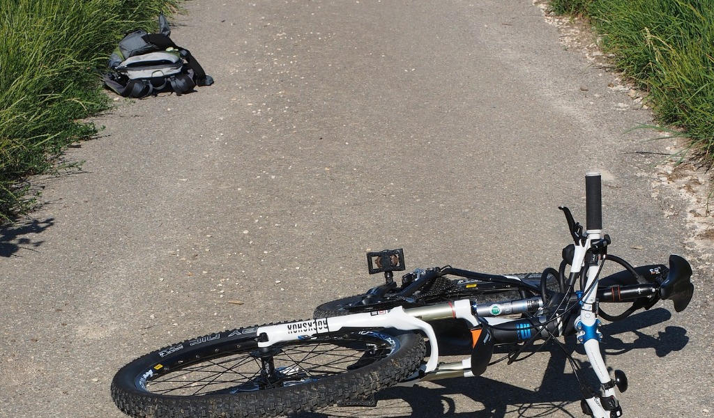 Accusa un malore e cade dalla bici, muore ciclista 55enne