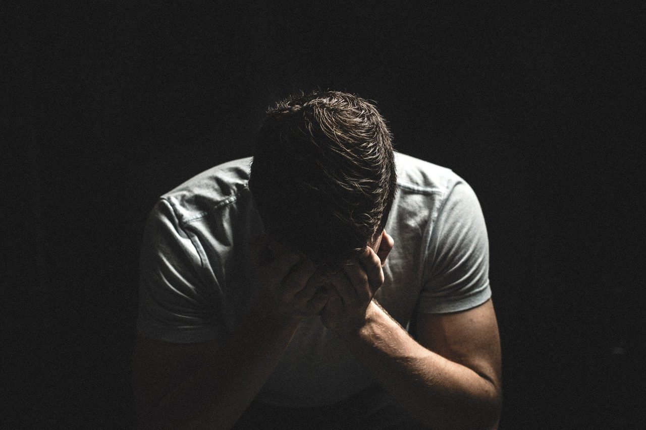 Dramma nel fine settimana: ragazzo si toglie la vita impiccandosi