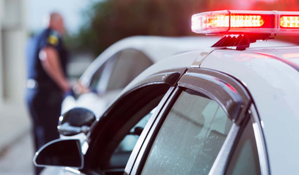 In auto con moglie e figlio di lei nonostante il divieto di avvicinamento imposto dal giudice