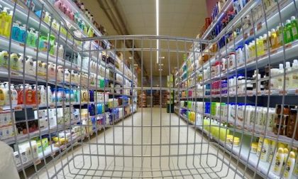 In coppia a rubare al supermercato: lui preso, lei riesce a fuggire