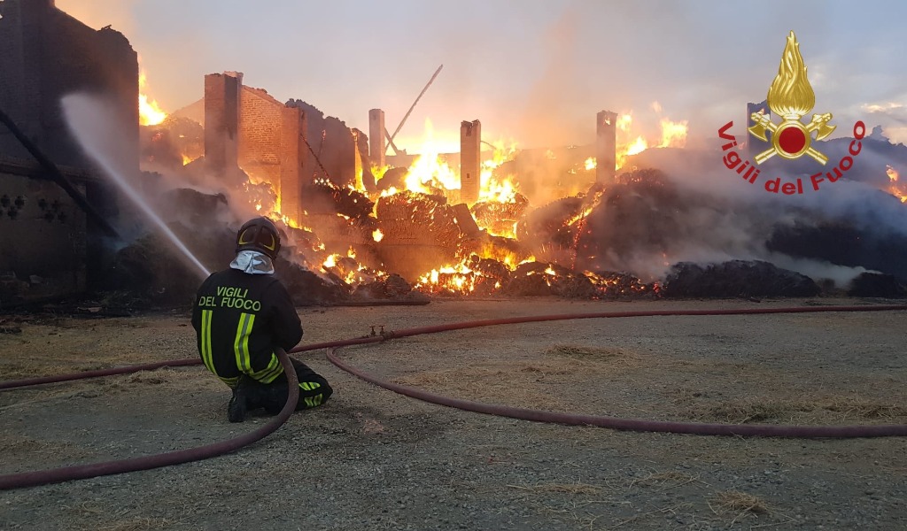 Incendio in cascina a Robecco Pavese: a fuoco decine di rotoballe VIDEO – FOTO