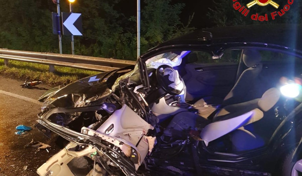 Frontale tra due vetture sulla via Emilia: tre feriti FOTO