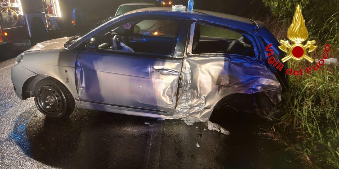 Incidente tra due vetture, soccorsi due ragazze di 19 anni e un 74enne FOTO