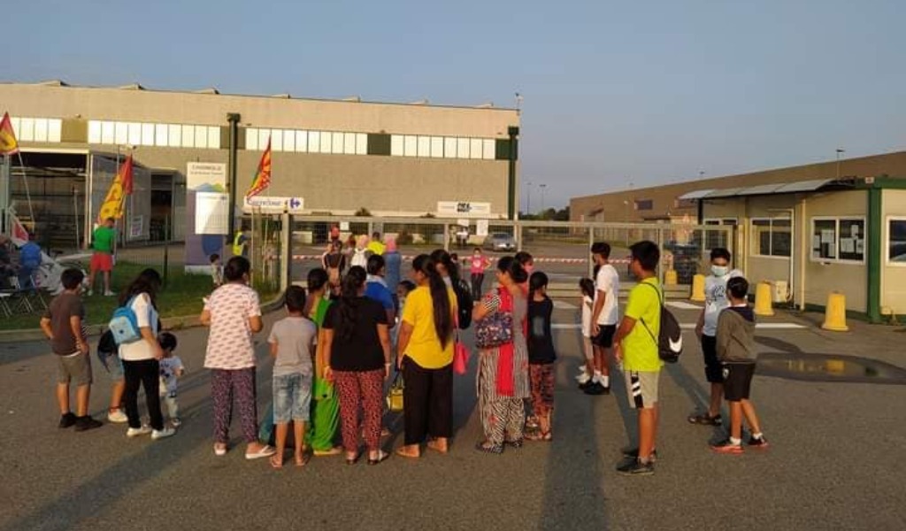 A Chignolo Po i magazzinieri continuano la protesta: le famiglie li aspettano al di là del cancello VIDEO