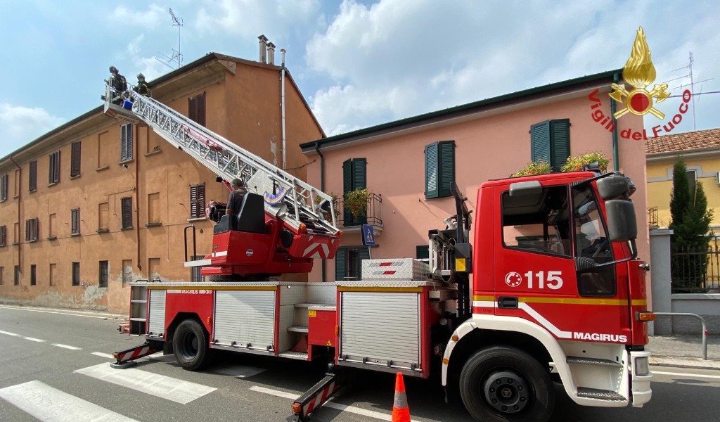 Pavia: cadono calcinacci e colpiscono un uomo, portato in ospedale
