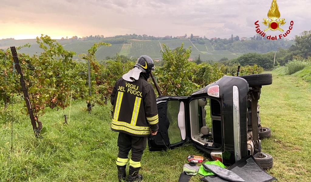 Esce di strada con l’auto, 48enne incastrata nell’abitacolo