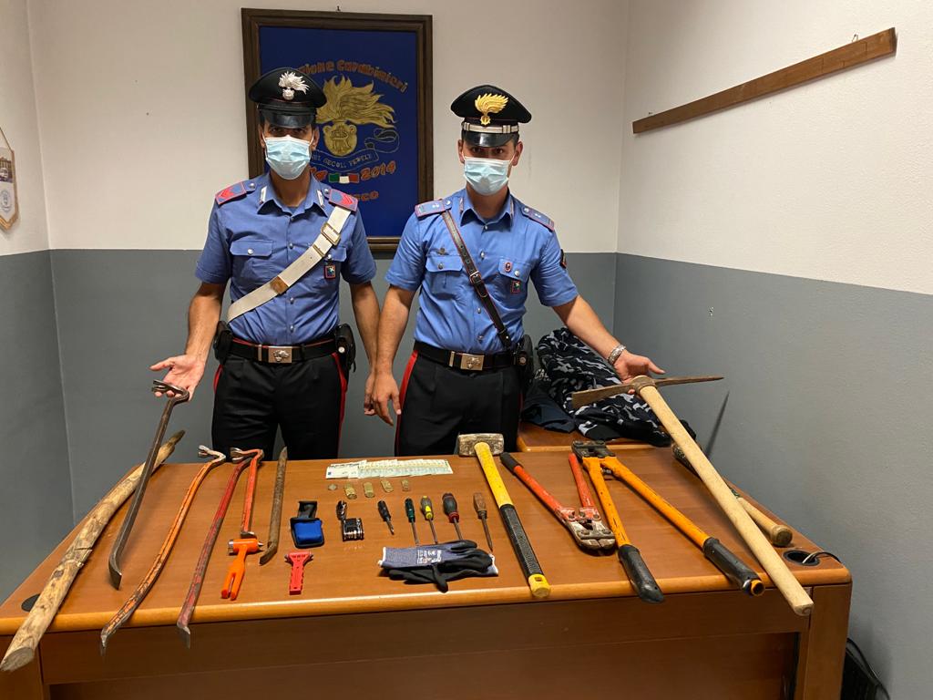 Arrestati giovani fratelli pregiudicati: raffica di furti in sole tre ore