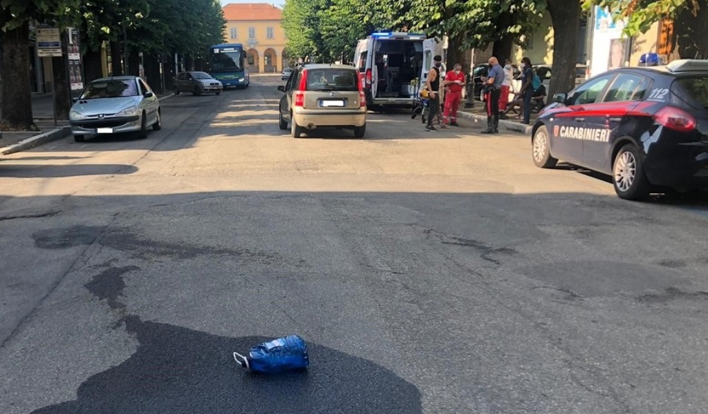 Si cosparge di benzina e minaccia di darsi fuoco sull’autobus carico di passeggeri