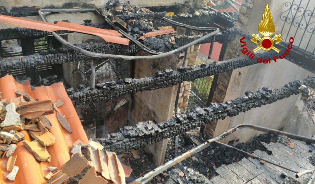 Incendio in un’abitazione, tetto e terzo piano completamente distrutti FOTO