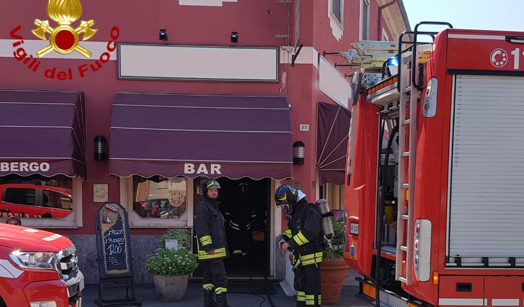 Fiamme dalla friggitrice, principio d’incendio a Sannazzaro FOTO