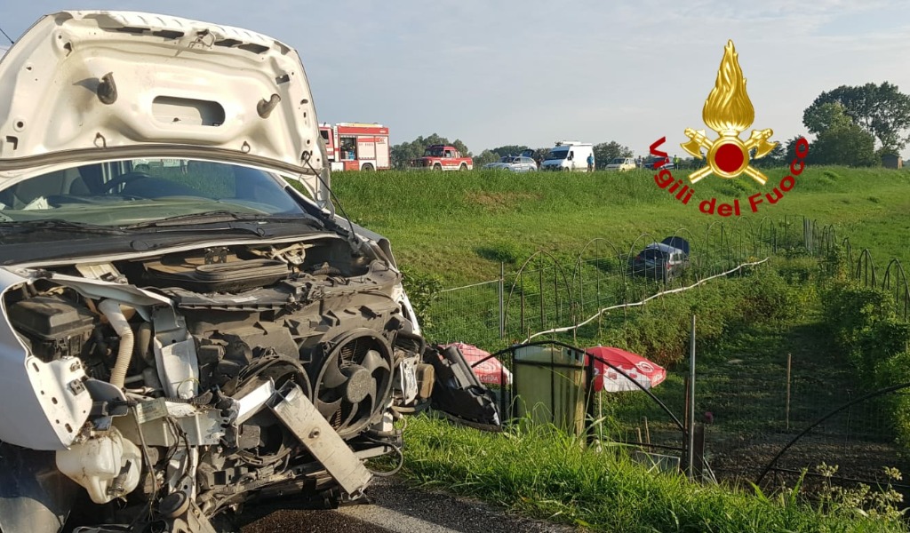 Incidente a Mezzanino, automobilista ferito dopo uno scontro con un furgone FOTO